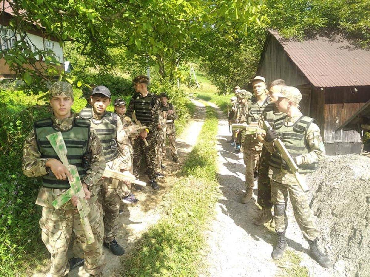 Украинских детей в Карпатах тренируют воевать по лекалам «АТО»