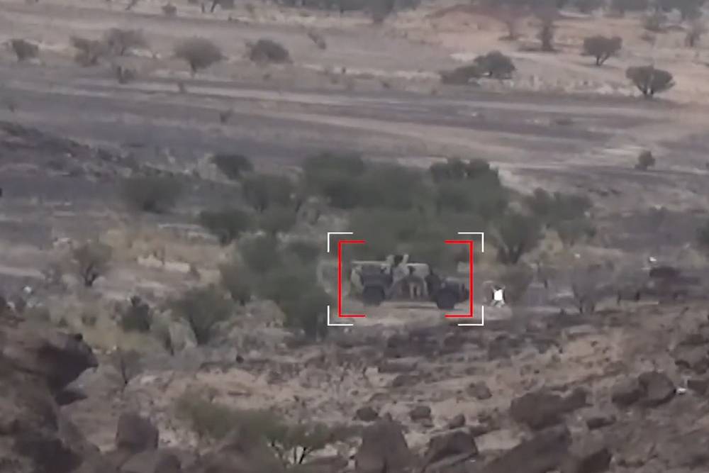 Попадание ПТУР в Т-55 и бронеавтомобиль сняли на видео в Йемене
