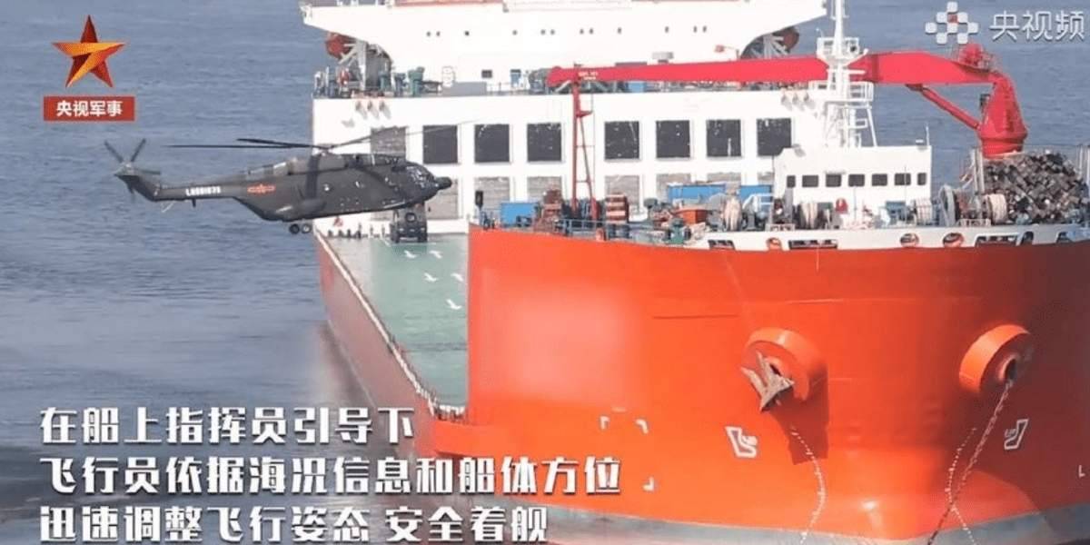 «Я тоже авианосец!»: китайские военные организовали аэродром на сухогрузе