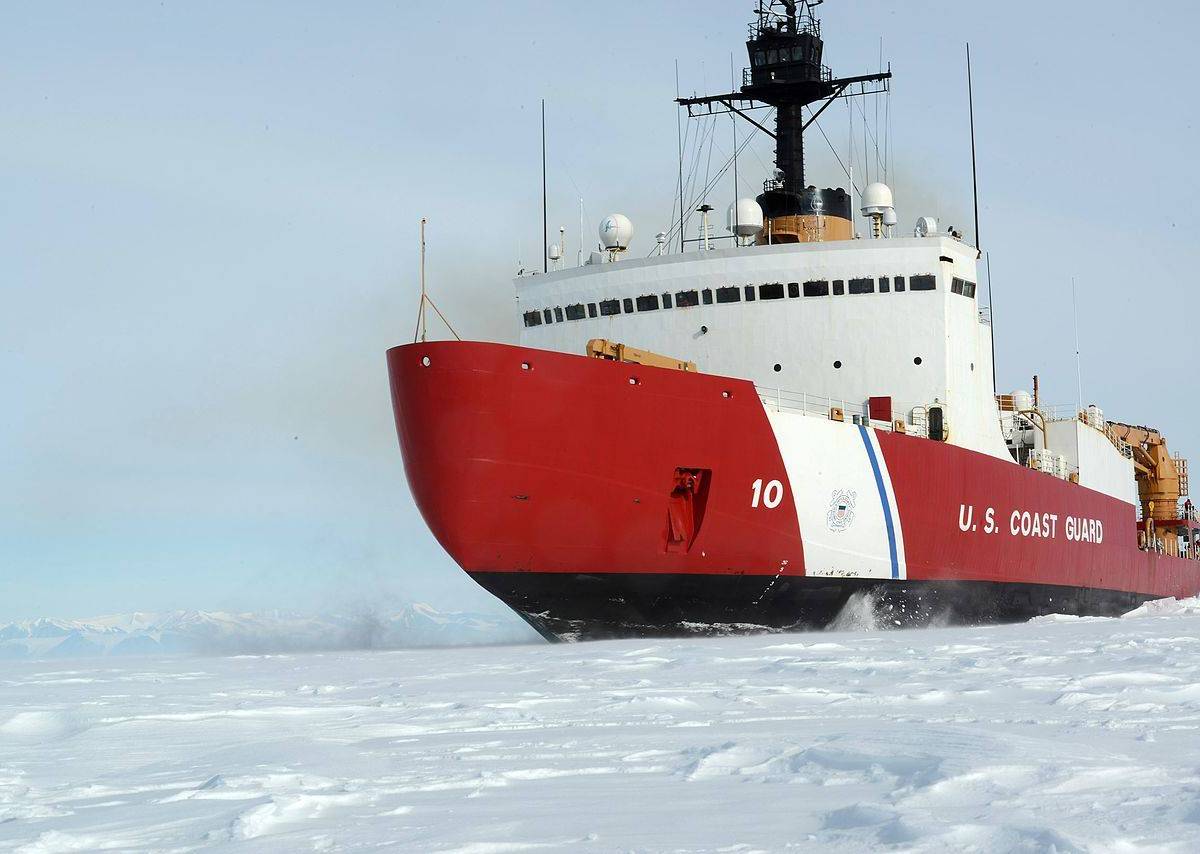 Пожар на американском ледоколе: у США все меньше шансов против РФ в Арктике