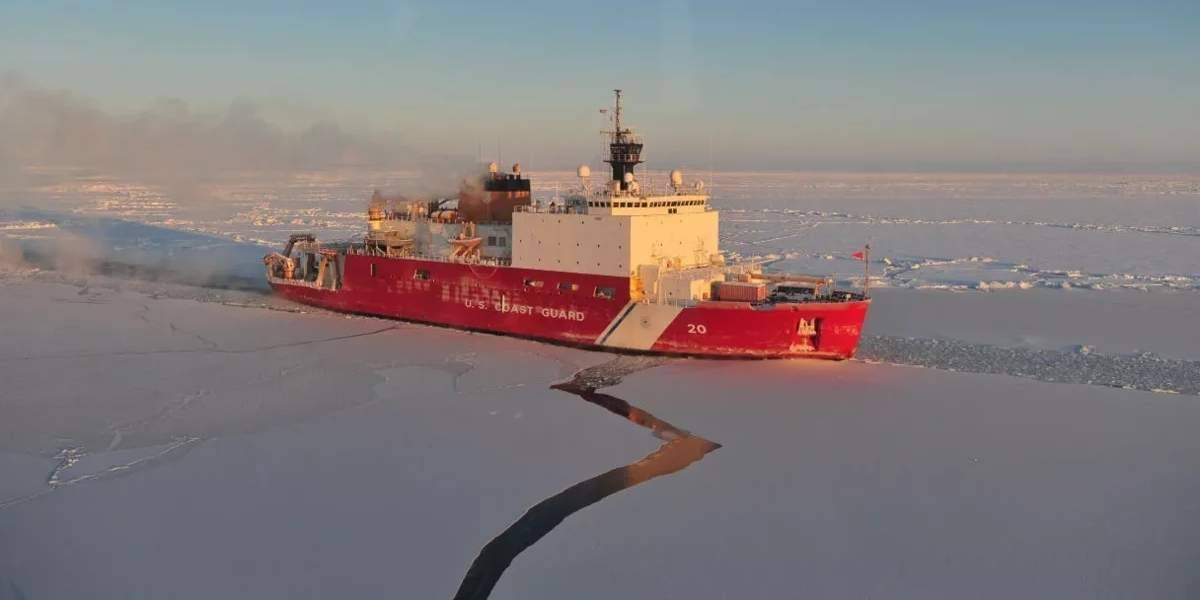 Пожар на ледоколе лишил военные корабли США доступа в Арктику