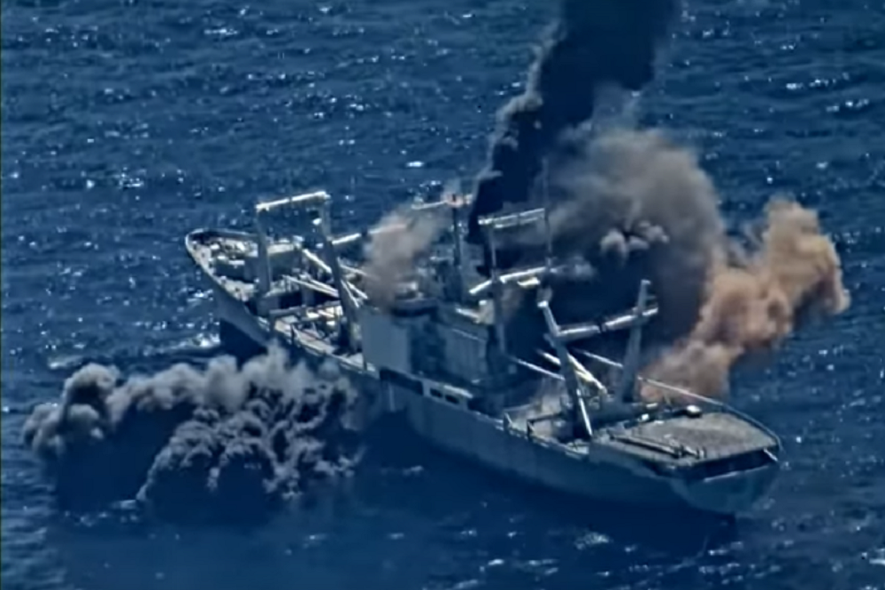 Попадание трех ракет в списанный корабль ВМС США сняли на видео