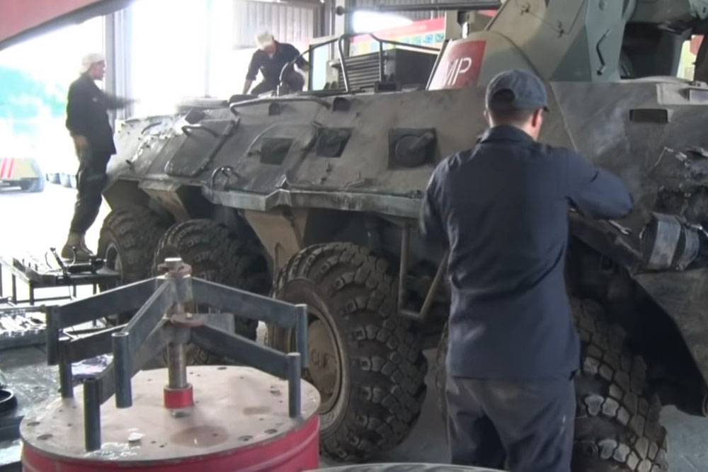 "Несокрушимый": восстановление БТР-82А в Сирии показали на видео