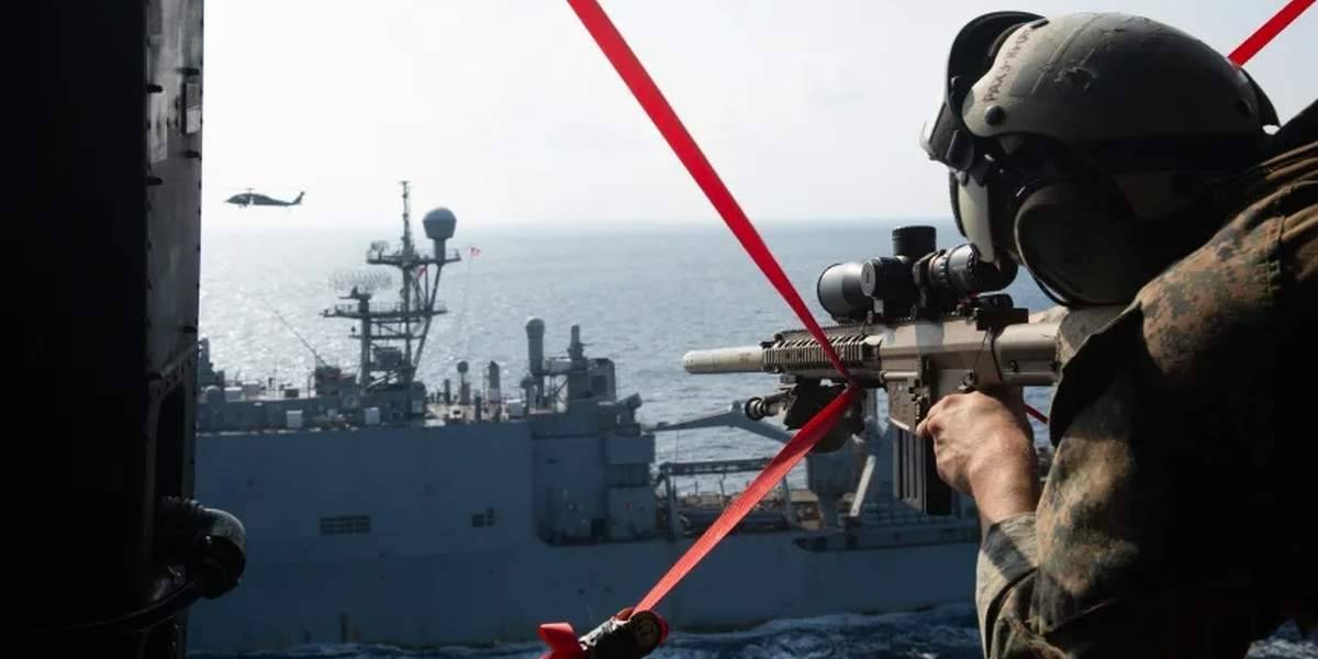 Американские морпехи взяли на абордаж корабль в Южно-Китайском море