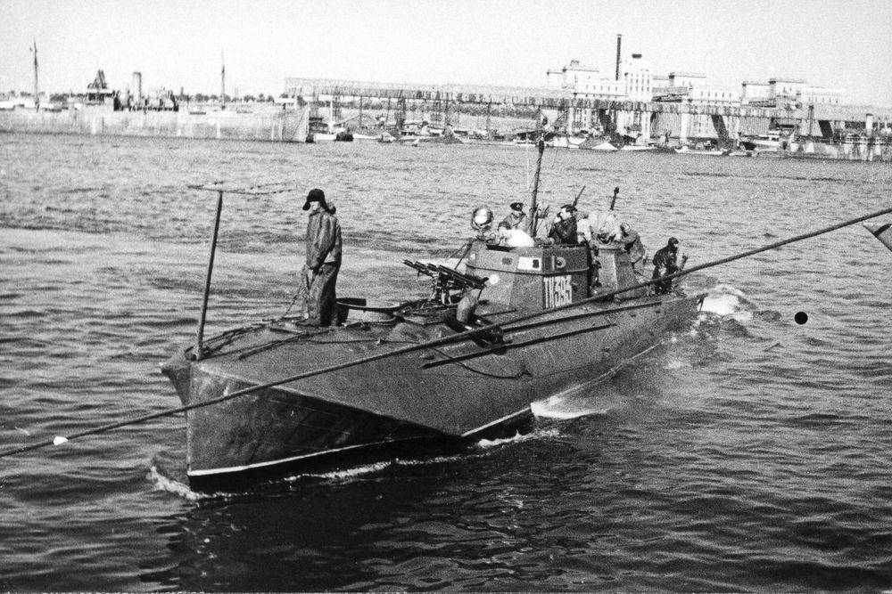 Как катер Черноморского флота впервые потопил немецкое судно "эрэсами"