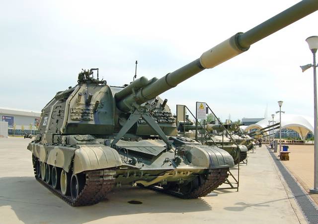 Первый же выстрел мощной 152-мм гаубицы САУ "Мста-С" снес башню у Т-72