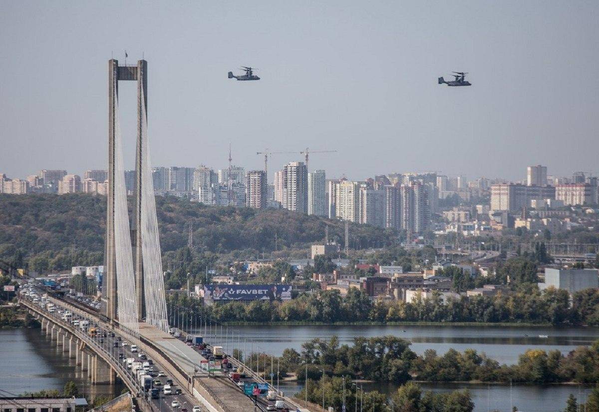 Над центром Киева свободно кружат американская боевые самолеты