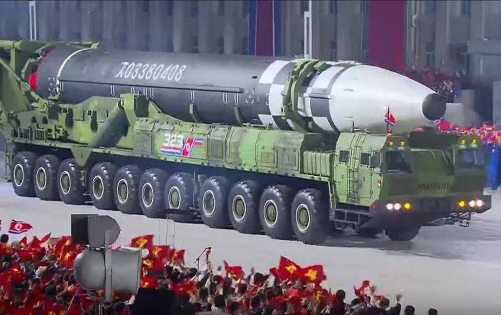 КНДР показала одну из крупнейших ракет в мире