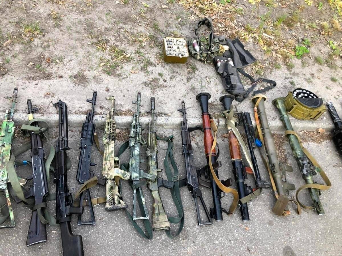 Тайник ВСУ с внушительным арсеналом оружия обнаружили на Донбассе
