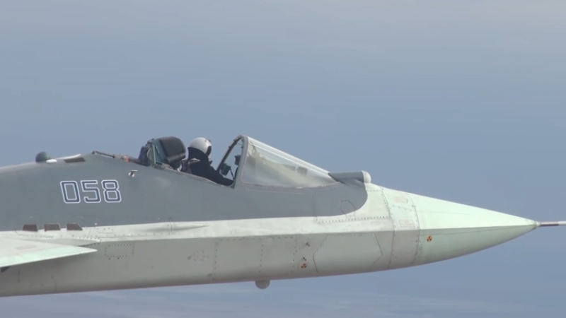 Полет Су-57 без фонаря стал причиной бурных обсуждений среди британцев