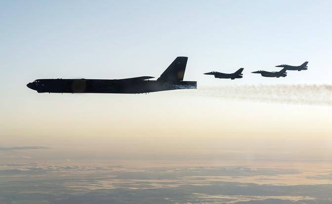 Куда летели шесть бомбардировщиков США B-52H, готовых снести Москву и Питер