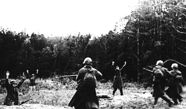 Отражая немецкую атаку в изношенных до дыр сапогах