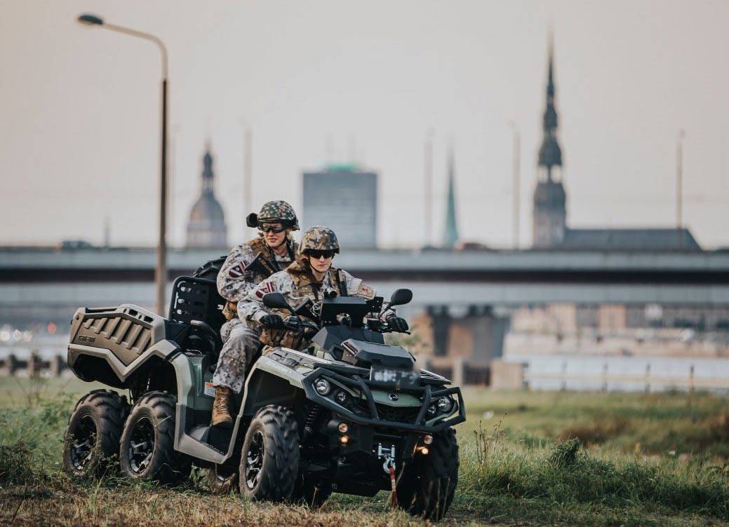 Военный психоз в Латвии достиг предела – вооружённые люди на улицах Риги