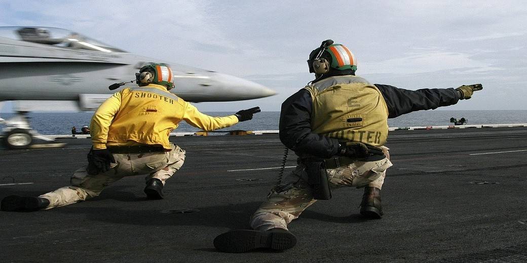 «Зелёные жилеты»: Форма членов экипажа авианосцев ВМС США, что означает каждый цвет