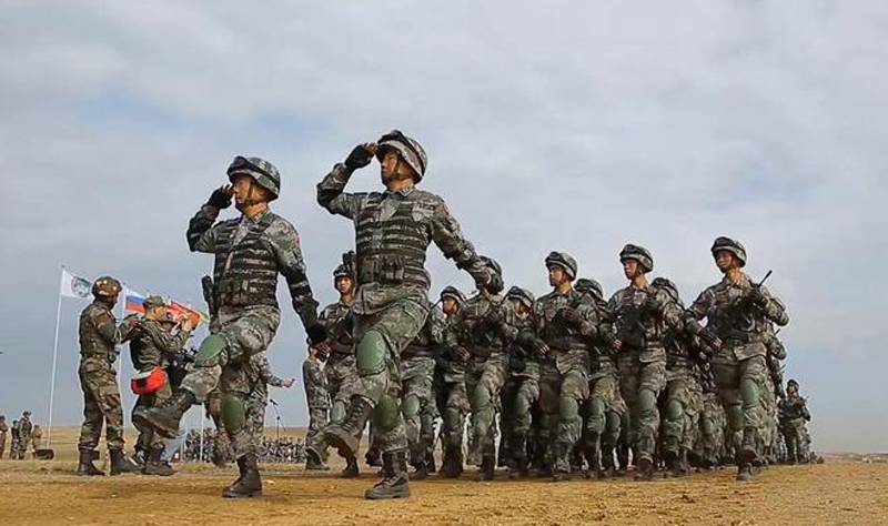 Не все китайские солдаты умеют маршировать: строевая подготовка по-азиатски