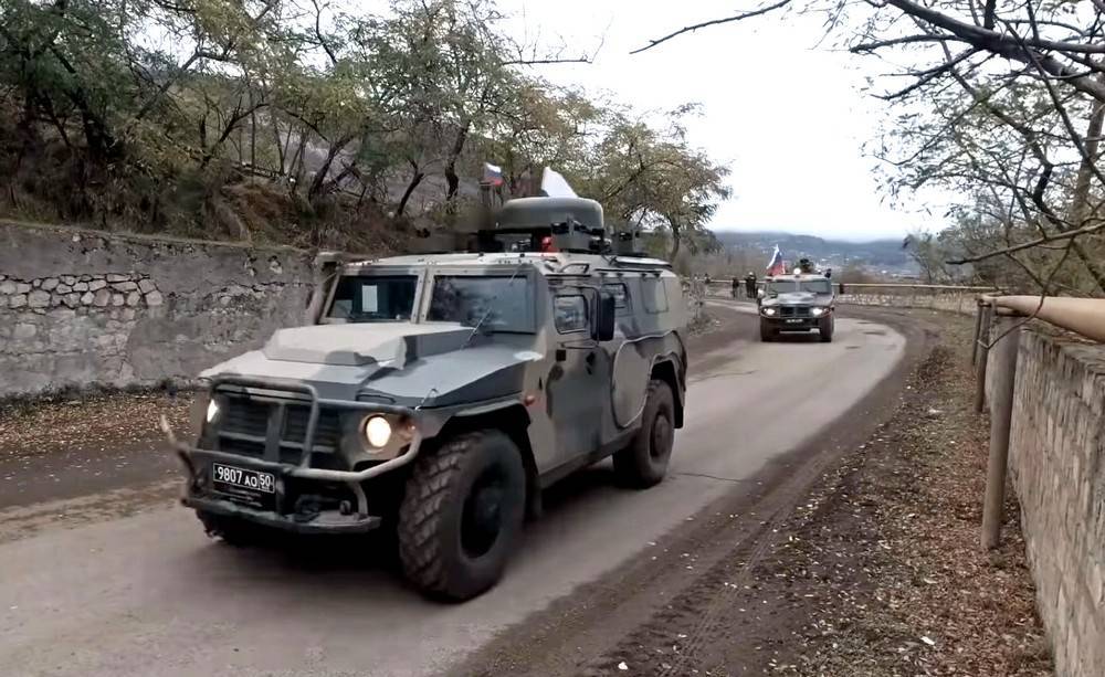 Азербайджанские военные передвигаются по Карабаху под конвоем россиян