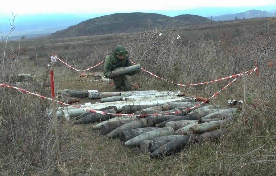 В Нагорном Карабахе российские военные очищают землю от мин и снарядов