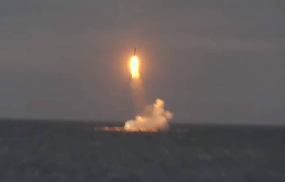 Опубликовано видео пуска баллистических ракет с крейсера "Карелия"