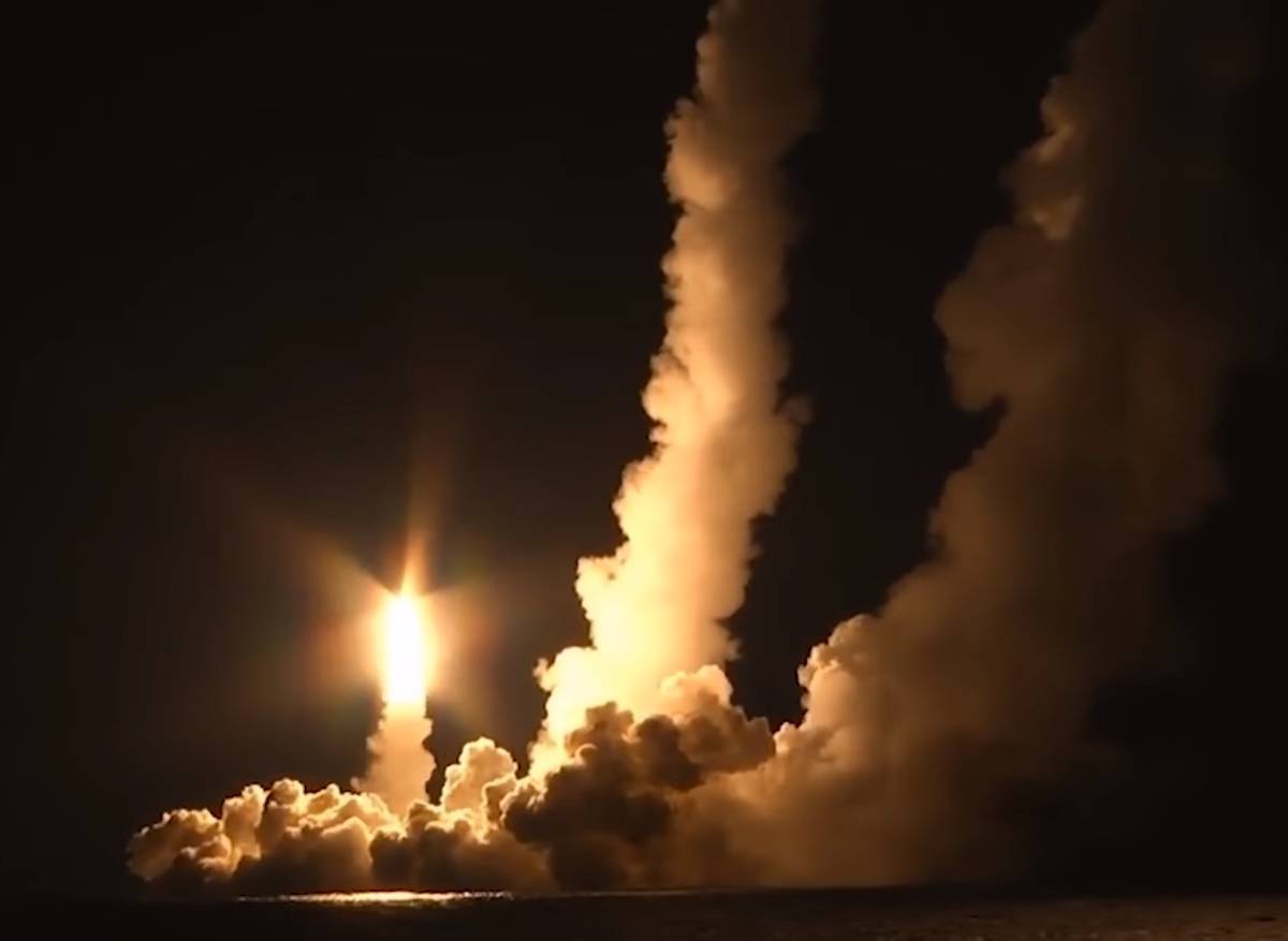 Российская подлодка осуществила залповый пуск стратегических ракет
