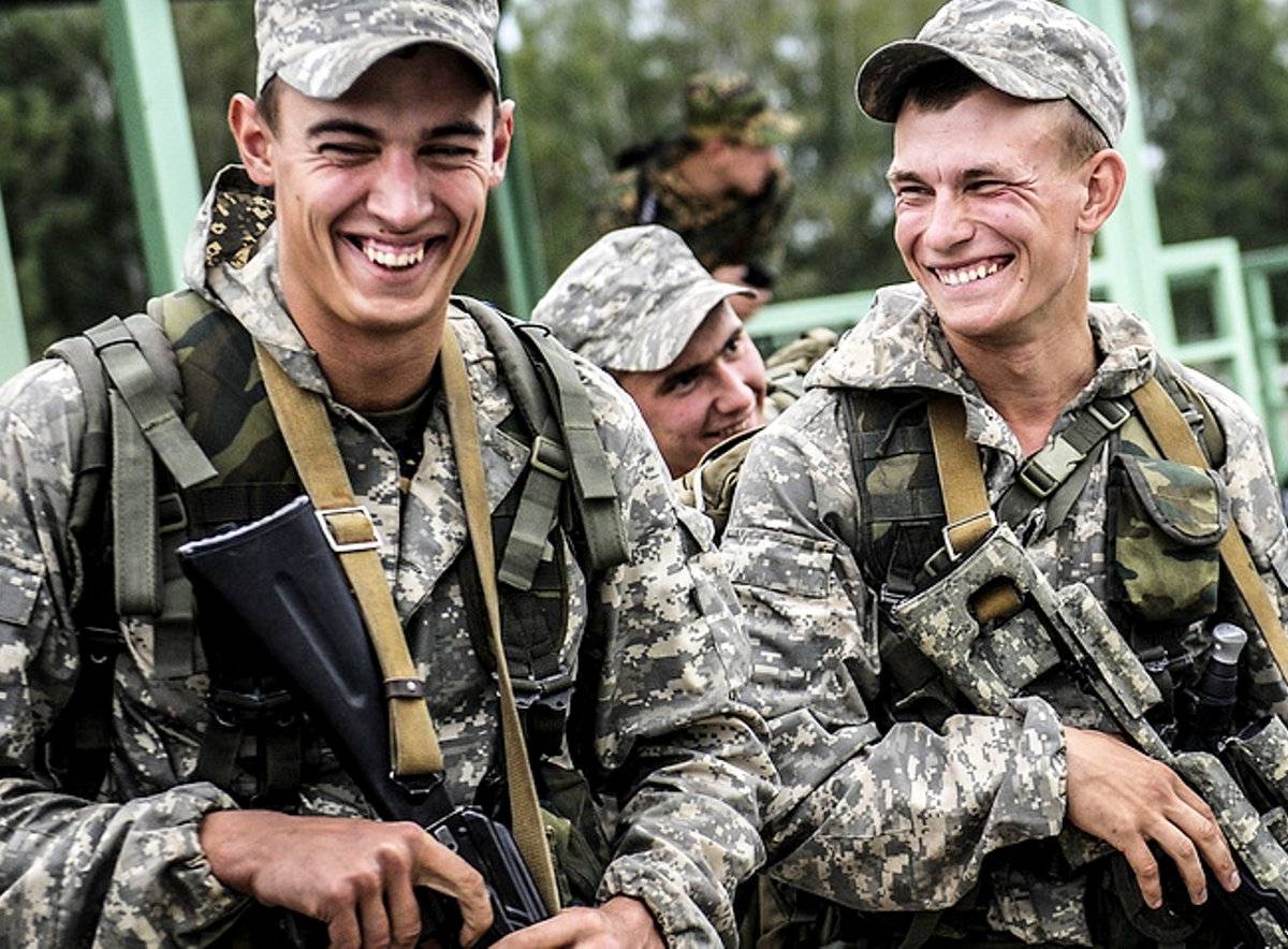 Военные и другие слова. Солдат улыбается. Русский солдат. Солдат армии России. Современные войска.