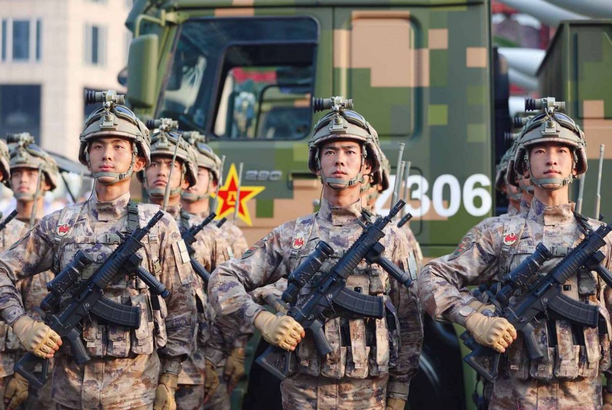 «Выгорает на солнце»: китайское командование обнаружило контрафактную форму в войсках