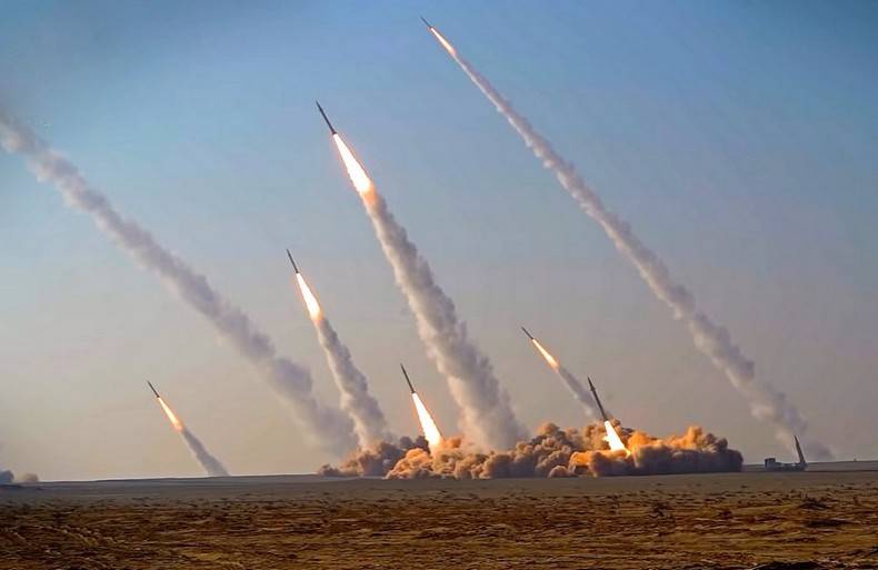 Выпущенные Ираном ракеты взорвались в 160 км от авианосца США