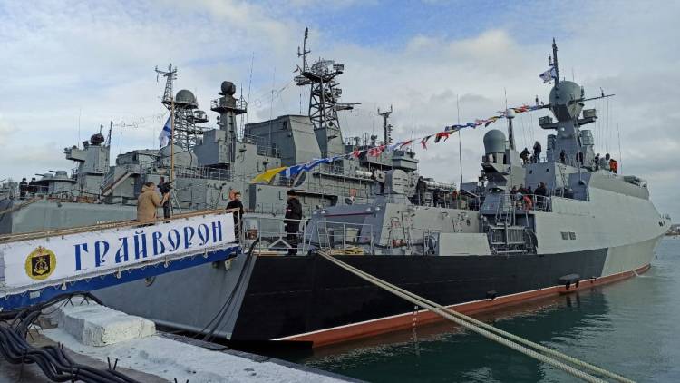 В Севастополе подняли флаги над новым боевым кораблем Черноморского флота