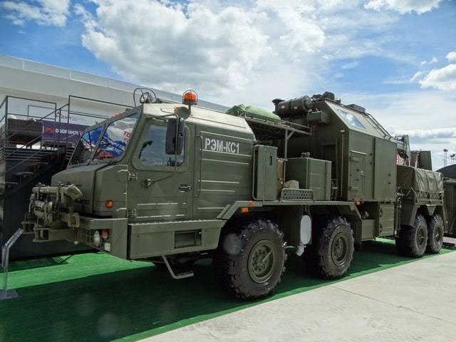 Уникальная машина РЭМ-КС для эвакуации комплекса "Искандер" поступила в ЗВО