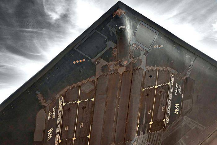 The Drive: Необычное фото «невидимки» B-2 наводит на мысли о корабле пришельцев