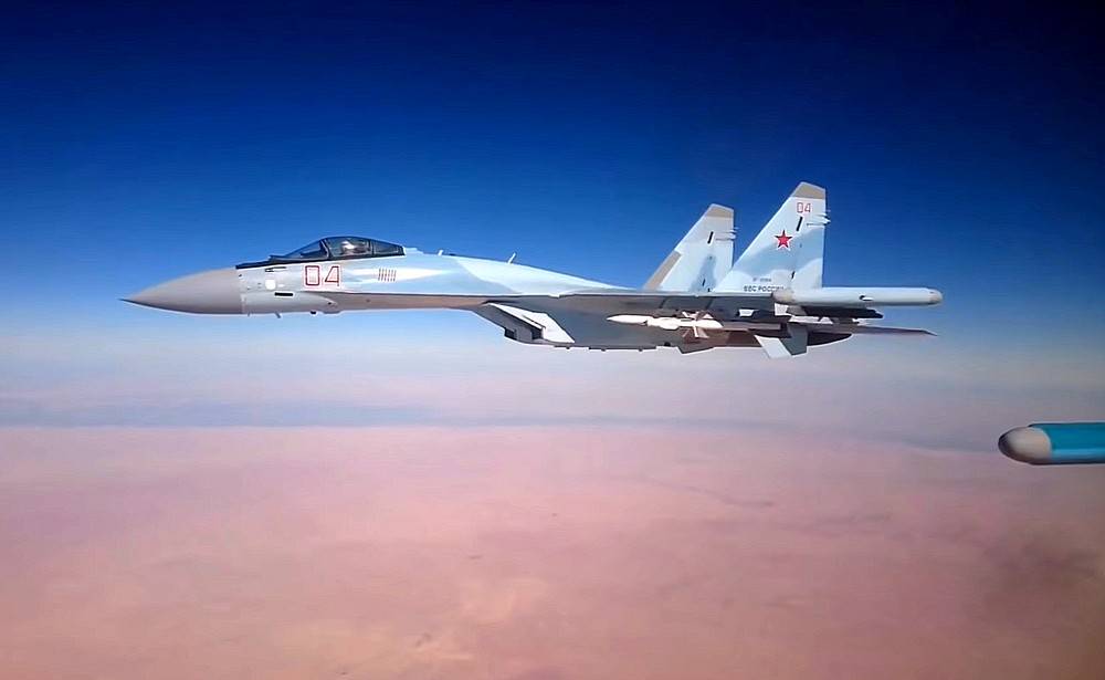 Американские летчики столкнулись с отказом систем из-за приближения Су-35 в небе Сирии