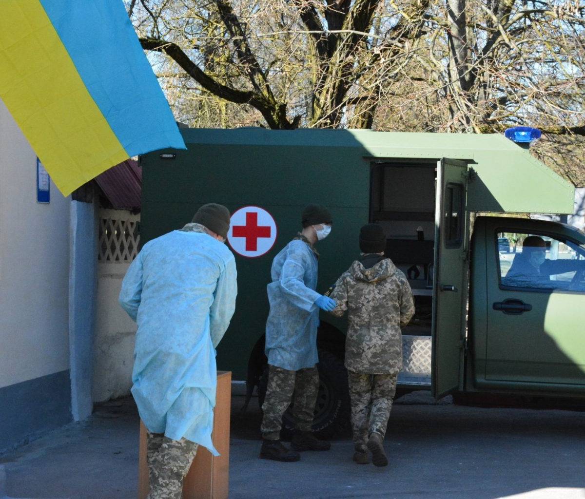 Украинские военные массово саботируют прививку опасной индийской вакциной
