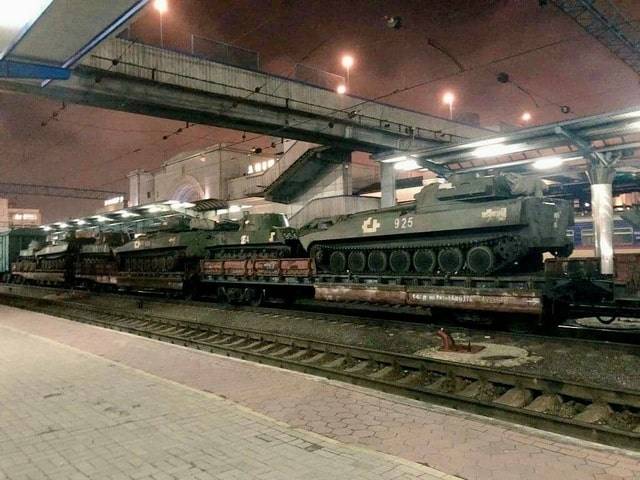 "Аэромогильная" 25-я бригада гонит к фронту танки Т-80БВ и САУ "Гвоздика"
