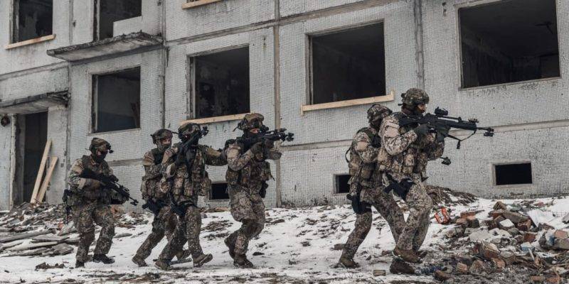 Латвийские военные учатся воевать в городских условиях