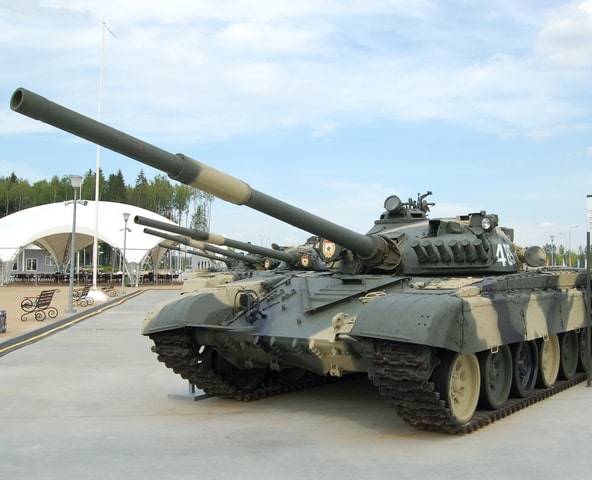 В районе Горловки заметили колонну необычных модернизированных танков Т-72