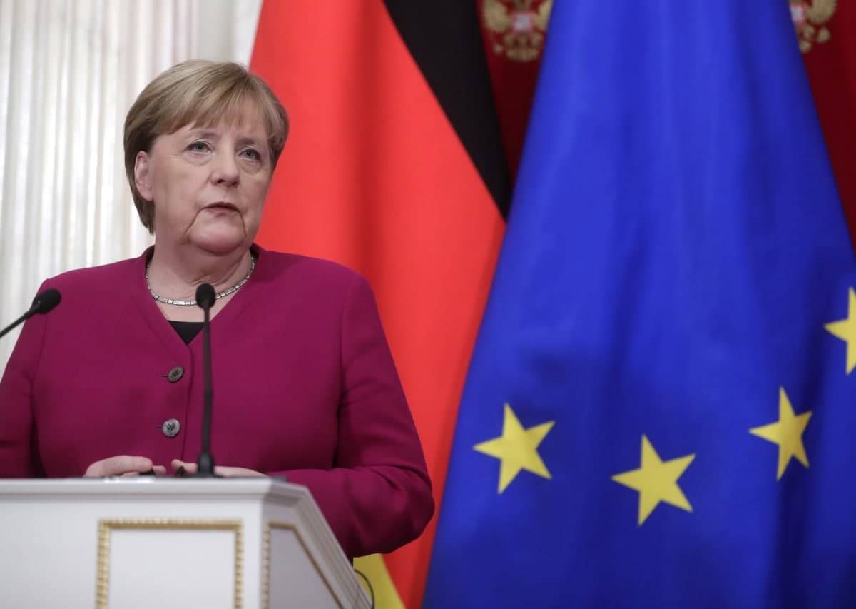 Меркель в разговоре с Путиным призвала не усиливать присутствие войск у границы с Украиной