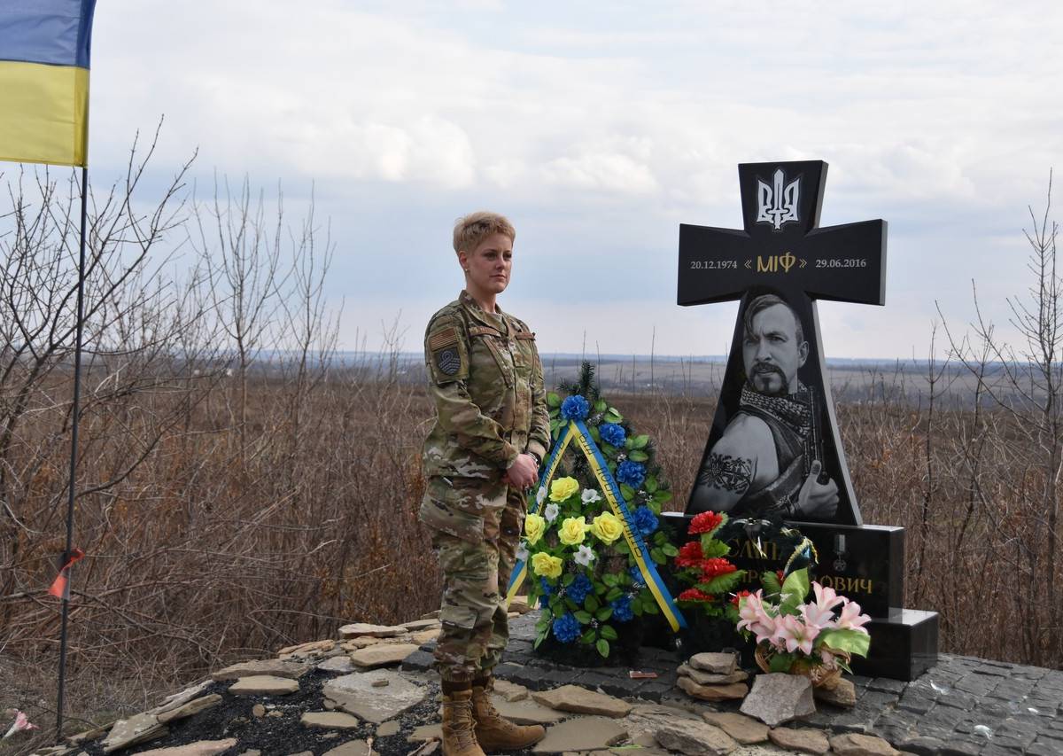 Полковник ВС США с черепом на рукаве прибыла на Донбасс