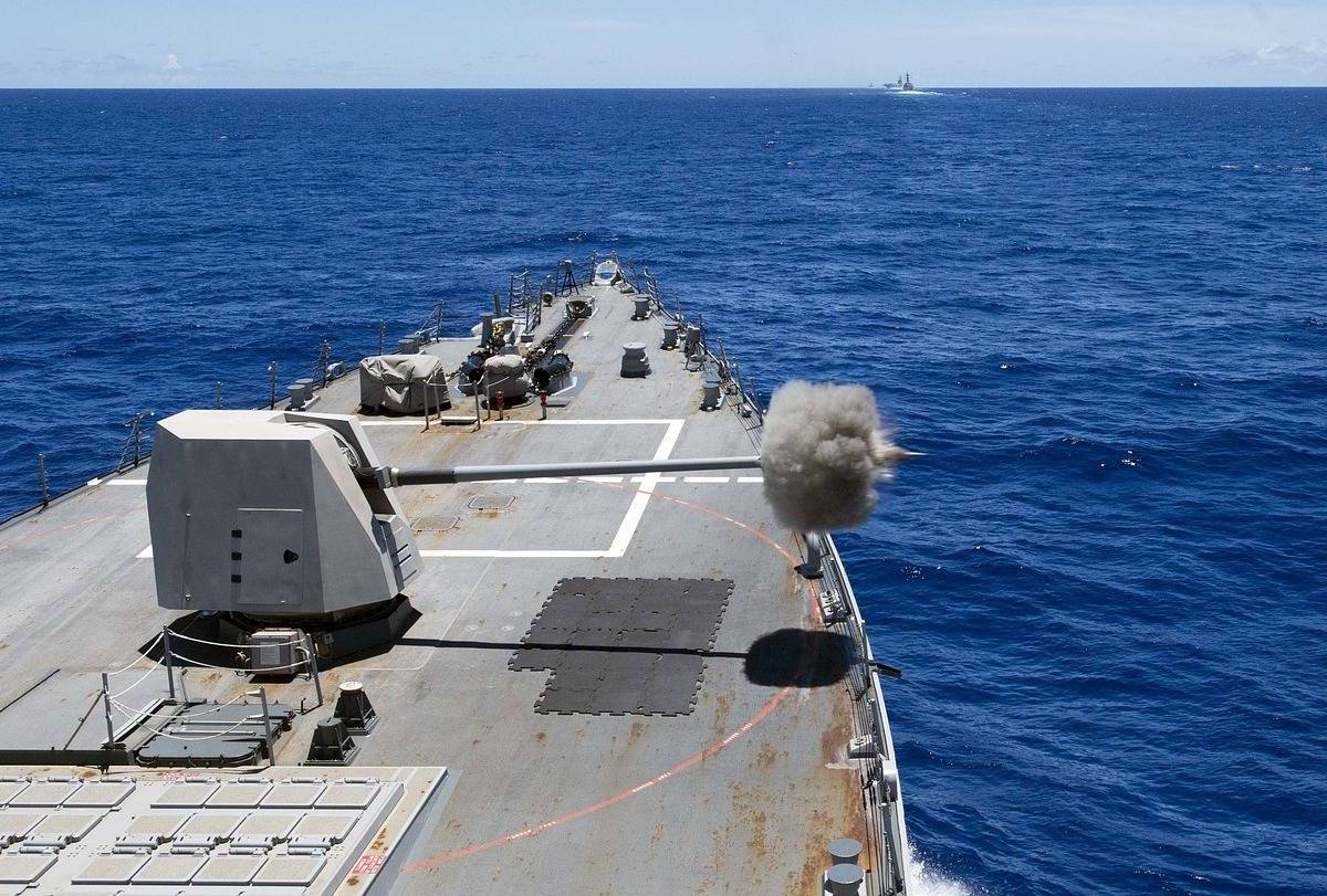 Военные РФ призывают встретить корабли США в Черном море во всеоружии