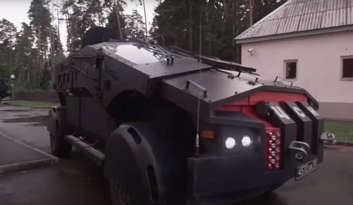 Российский броневик ЗИЛ «Каратель» возглавил топ необычной военной техники