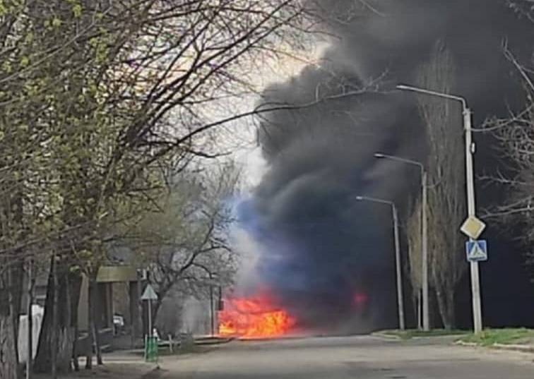 На Донбассе горит воинская часть украинских карателей