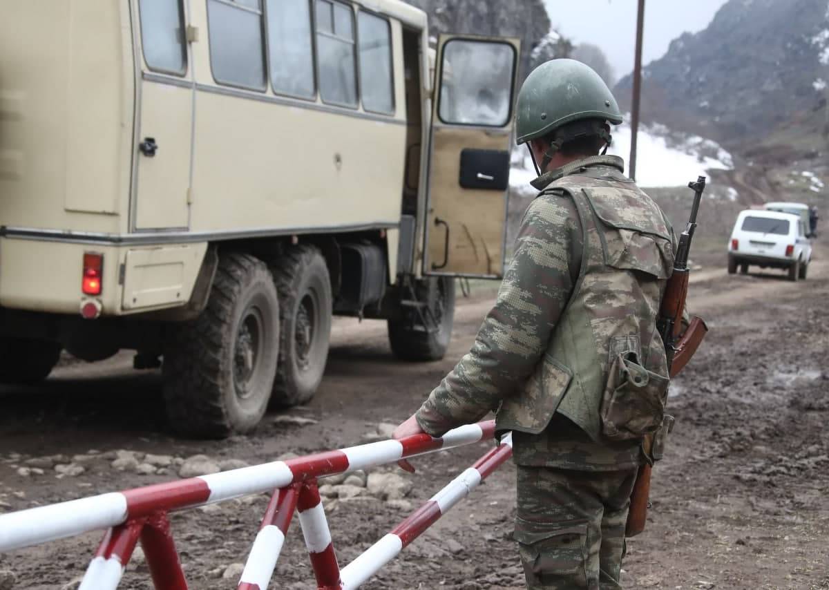 Машина российских миротворцев подорвалась на мине в Карабахе