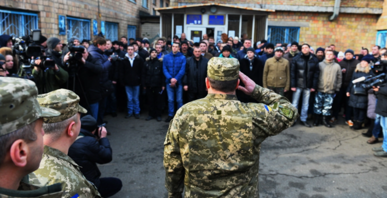 Украинские призывники массово игнорируют службу в ВСУ