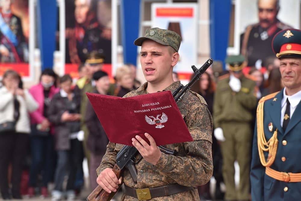 Первые призывники в армию ДНР приняли военную присягу