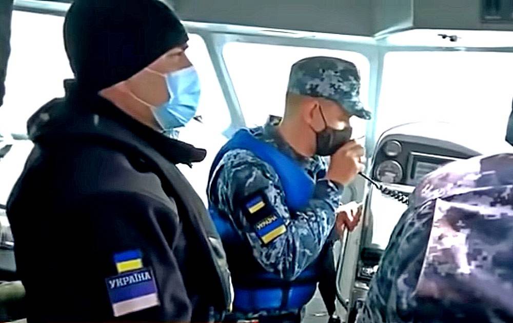 Потому что опасно: украинский военный катер с репортерами США не решился приблизиться к российскому кораблю