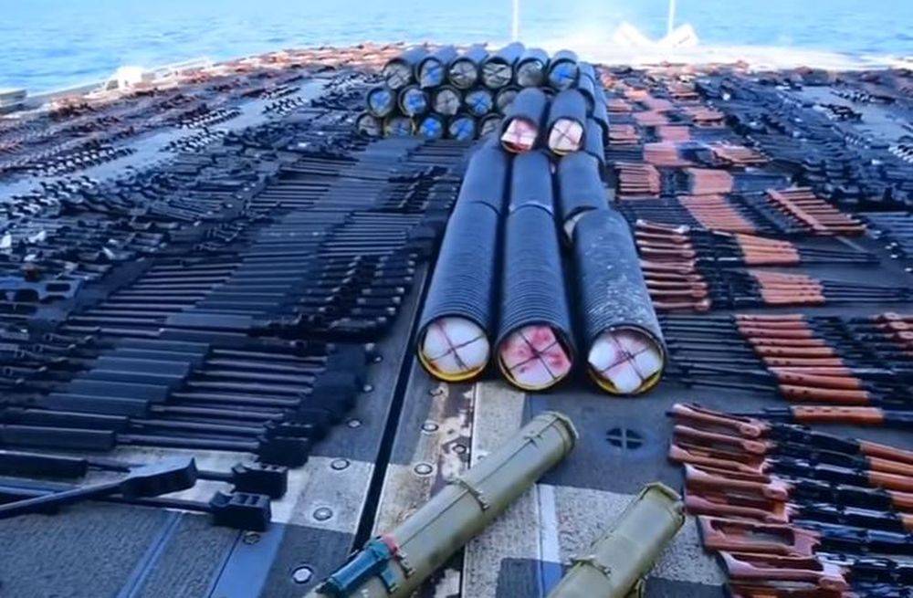 Пятый флот США: Крейсер Monterey задержал судно с оружием производства РФ