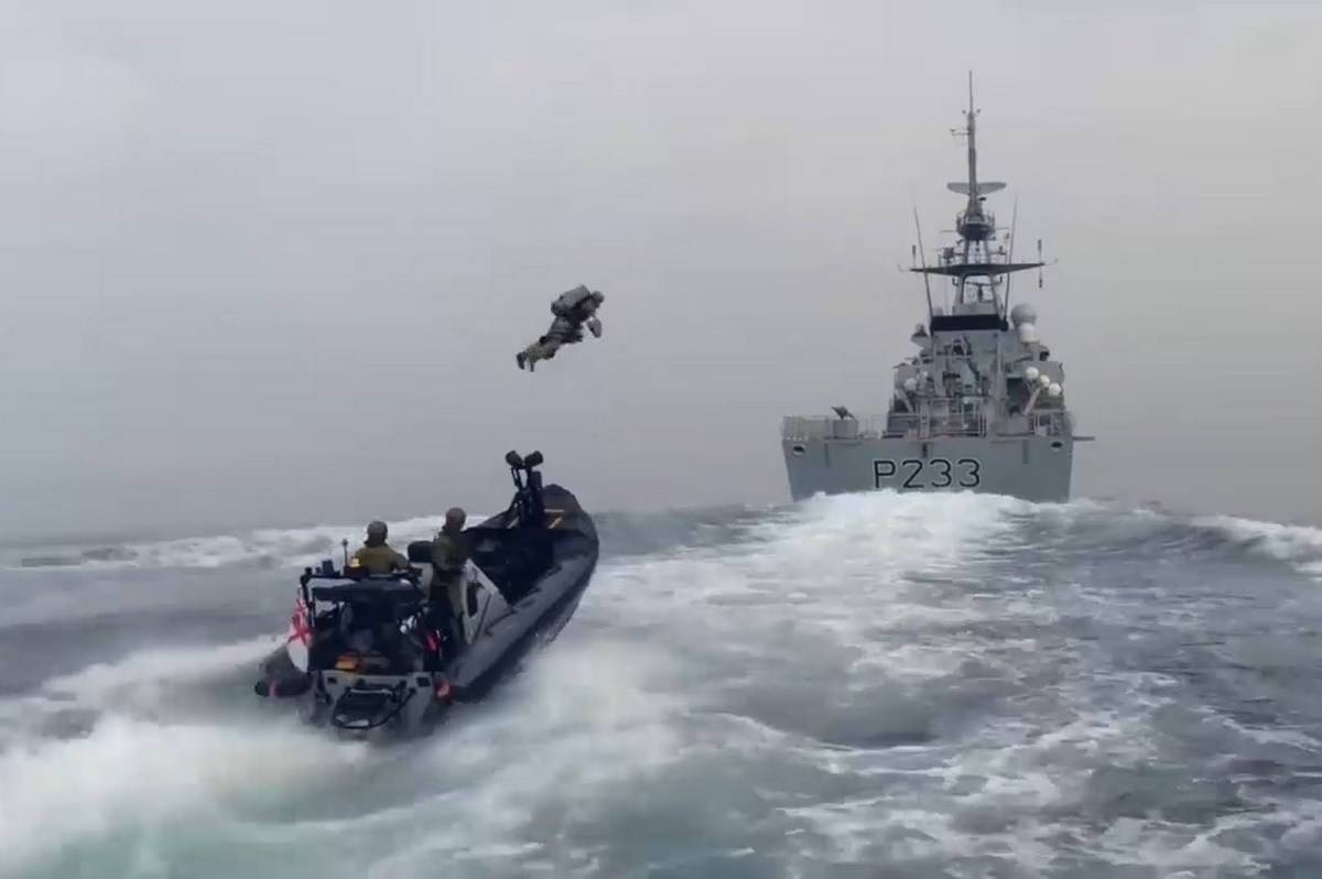 Морская пехота Великобритании испытывают реактивный ранец