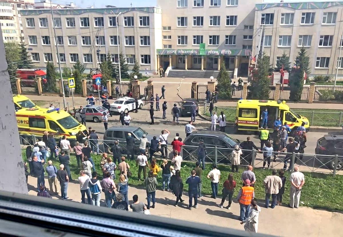Теракт в Казани: подростки с автоматами напали на школу, убив 11 человек