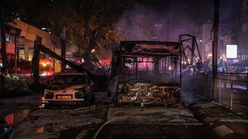 От горящего автобуса до разрушенных домов: последствия обстрелов в Израиле