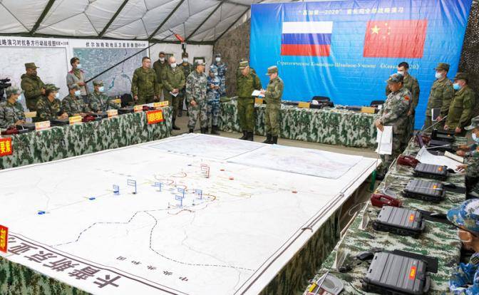 Запад панически боится создания военного союза Москвы и Пекина