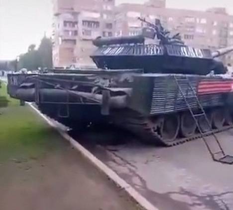 Необычный сверхзащищенный Т-72 замечен в Донецкой Народной Республике