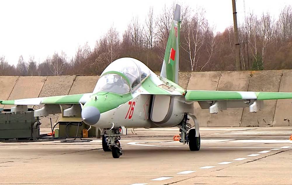 ВВС Беларуси потеряли Як-130: самолет упал среди жилых домов